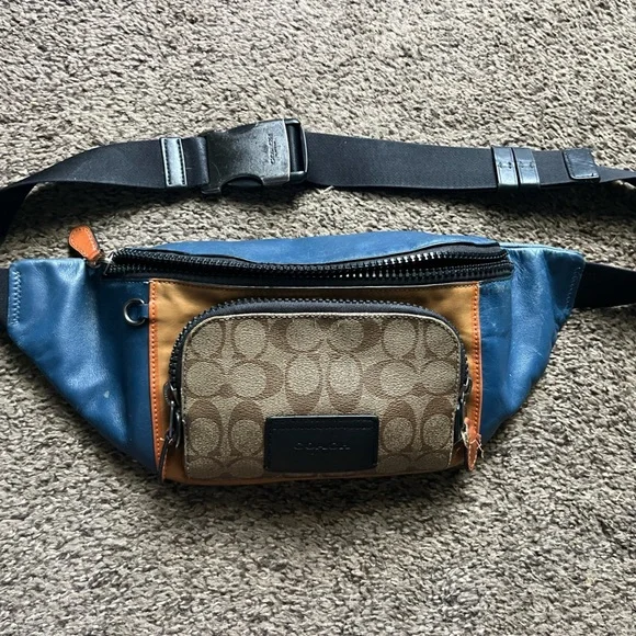 Previously loved Coach Track Belt Bag In Colorblock Signature Canvas - Picture 5 of 10